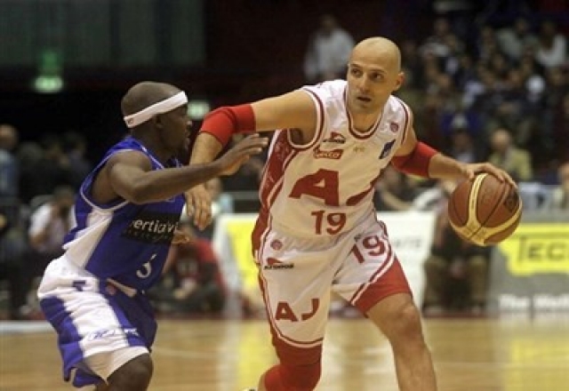 Djordjevic in una tipica azione di palleggio